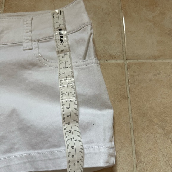 Low rise white Guess short - Picture 7 of 8